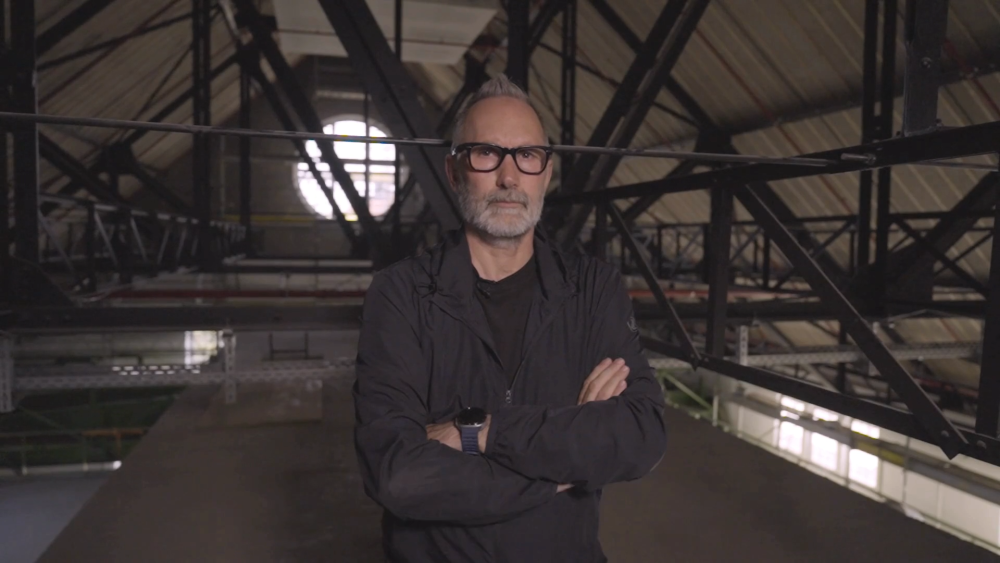 Architekt im Dachstuhl des Maschinenhauses Schwabing während der Dreharbeiten für den Immobilienfilm